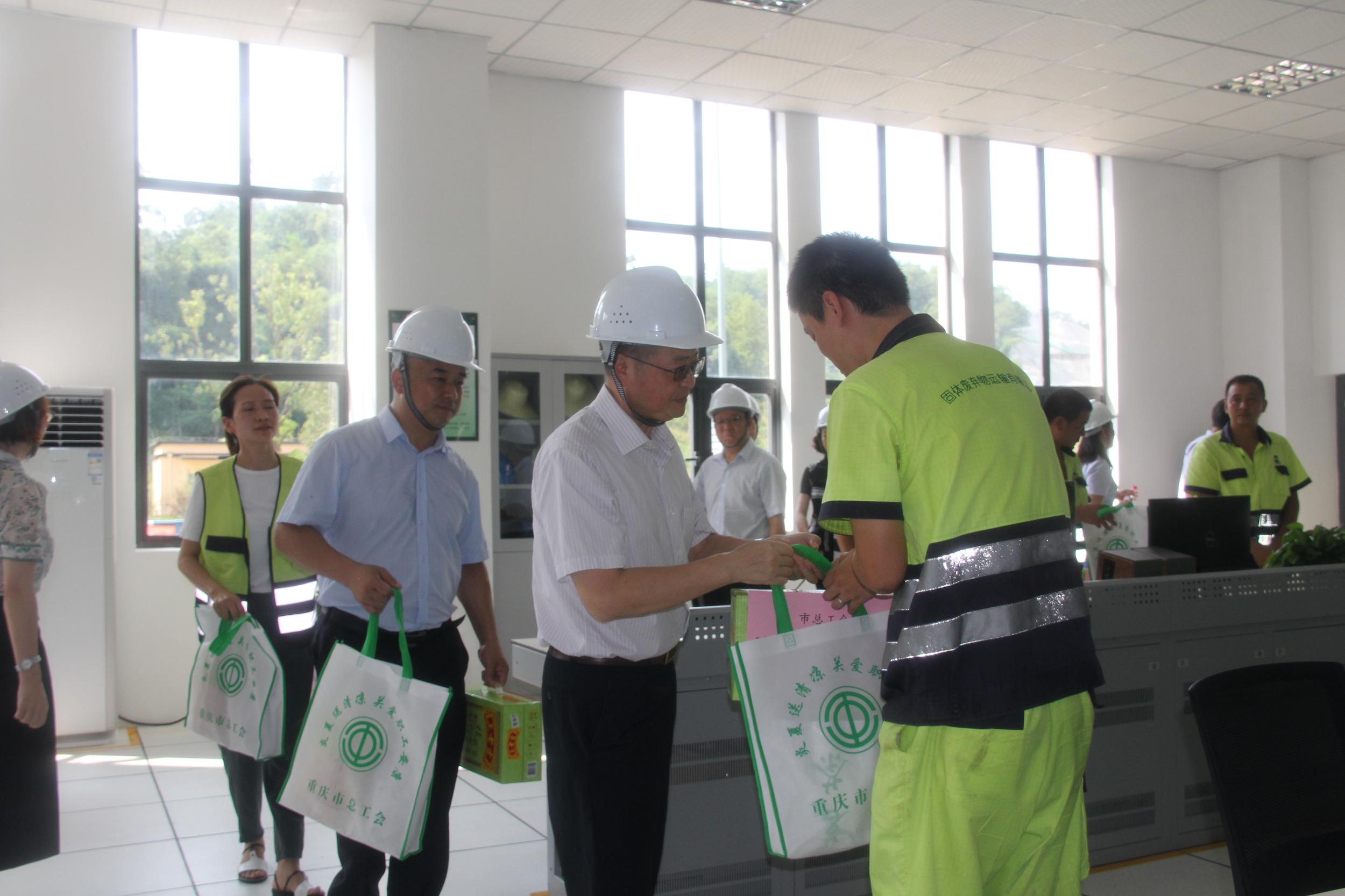 市总工会副主席姚红高温送清凉慰问.png
